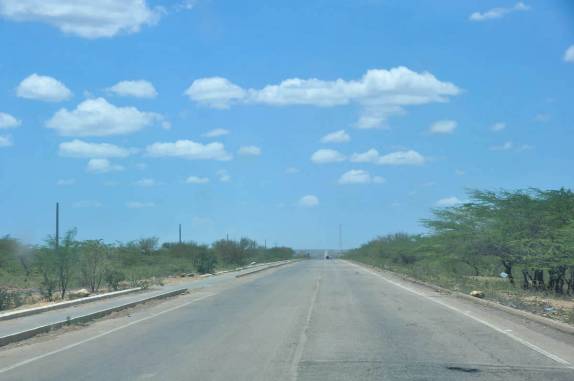 O trecho asfaltado da longa estrada que nos leva para a península La GUajira, no norte da Colômbia